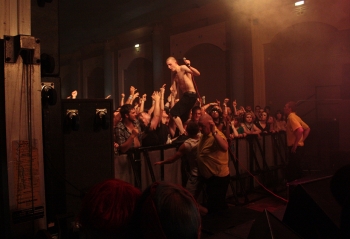 robin-crowdsurfing